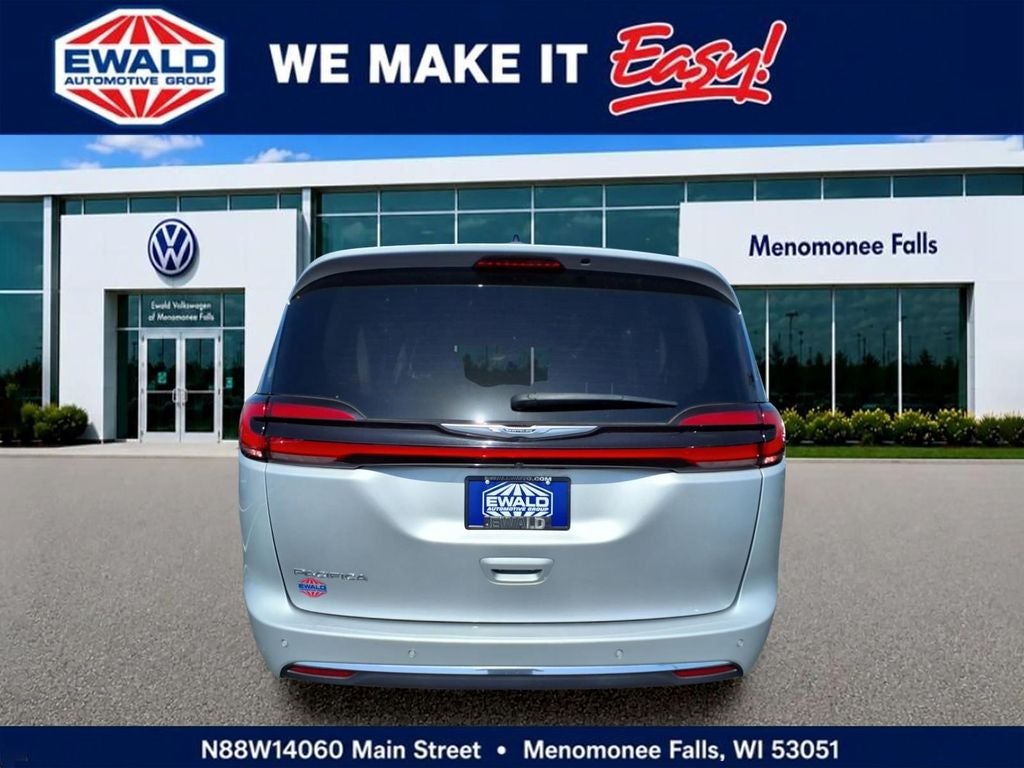 2023 Chrysler Pacifica — detail view